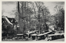 7280 Gezicht op de weekmarkt op de Brink te Baarn uit het noordoosten.